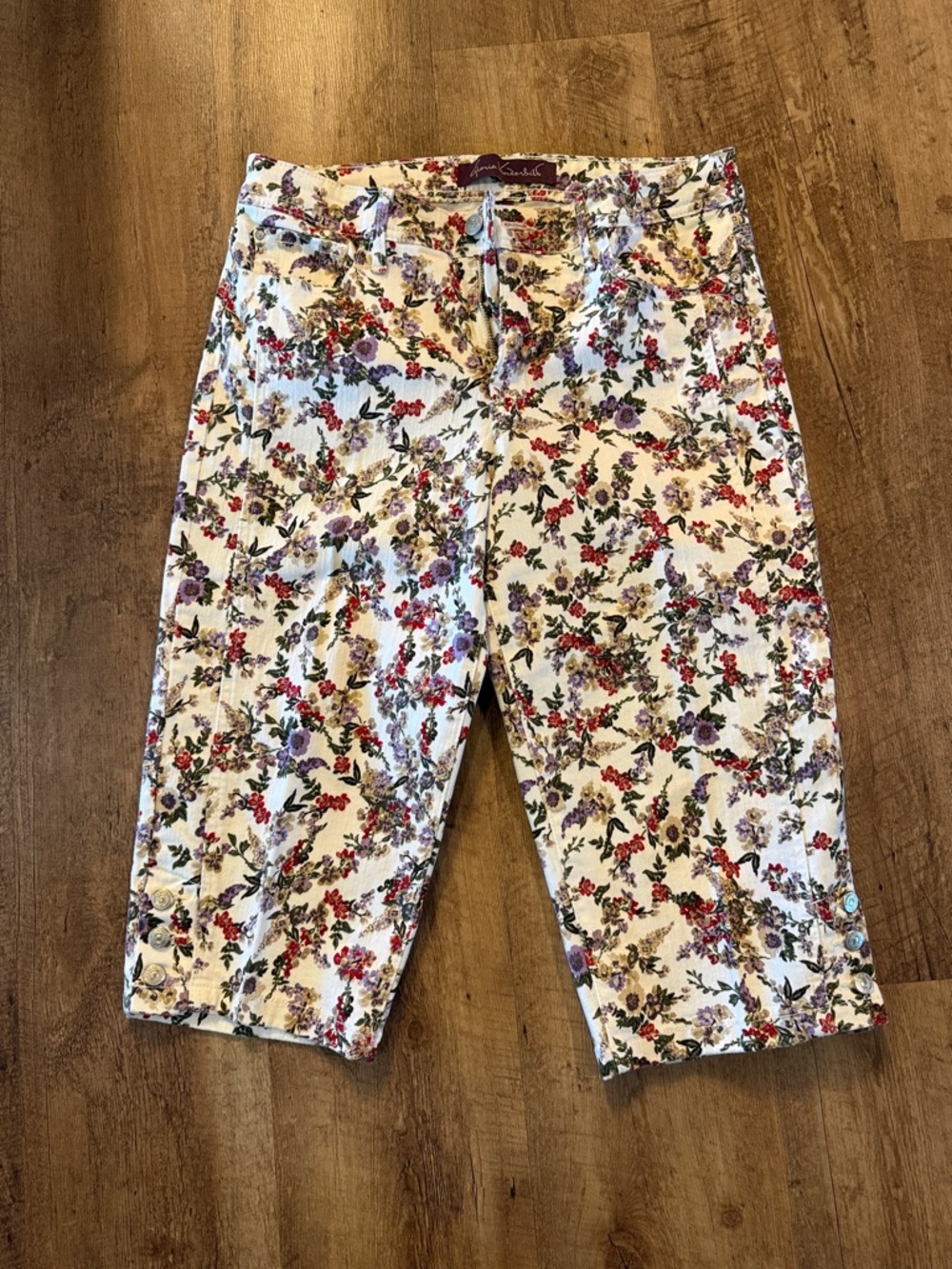 Gloria Vanderbilt White Floral-Print Women’s capris with Multicolor Blooms